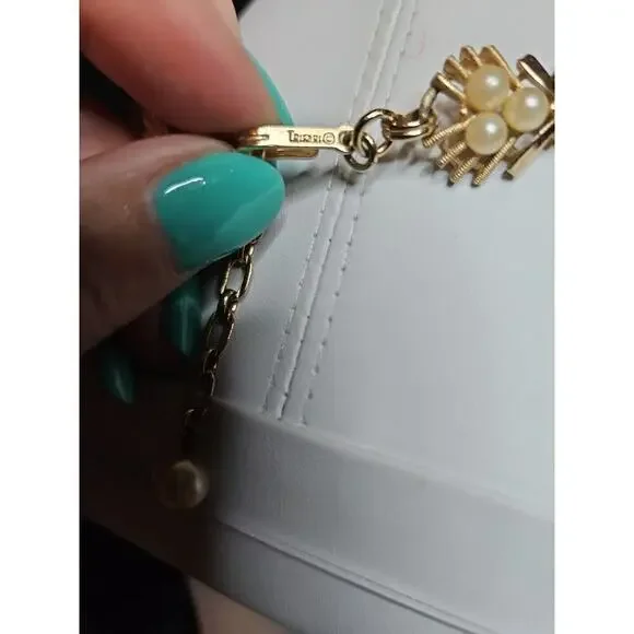 VINTAGE CROWN TRIFARI SIGNED FAUX PEARL BRUSHED AND GOLD TONE NECKLACE - Picture 10 of 13